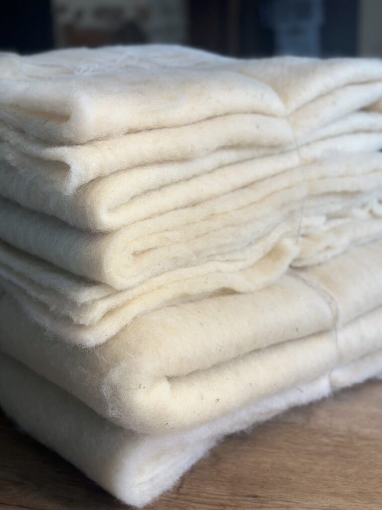 Molleton de laine nature, proposé par "Laines sous les Pommiers", pour un artisanat français durable.