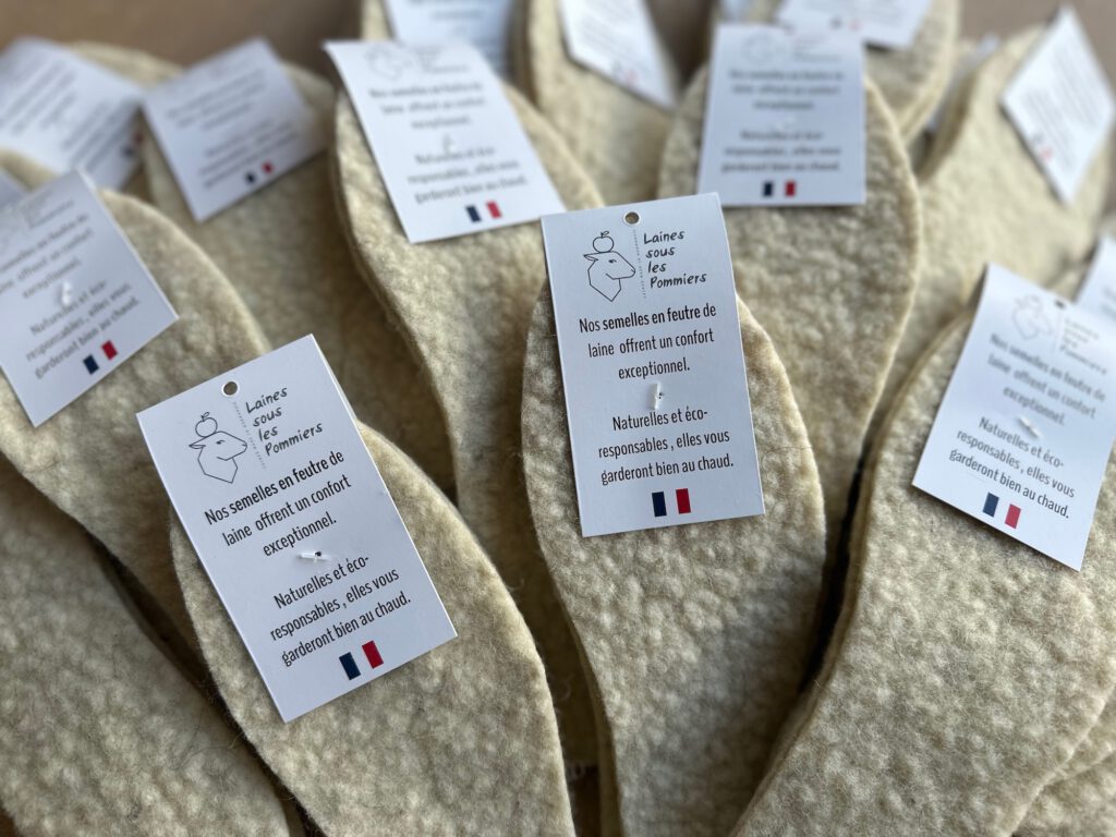 Semelles en feutre de laine naturelle avec étiquettes, représentant l'entreprise "Laines sous les Pommiers".
