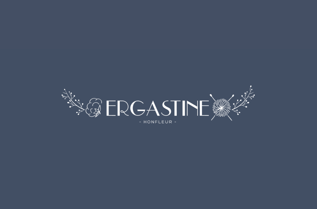 Logo de l'entreprise "Ergastine" à Honfleur, spécialisée dans la laine, avec des éléments botaniques décoratifs.