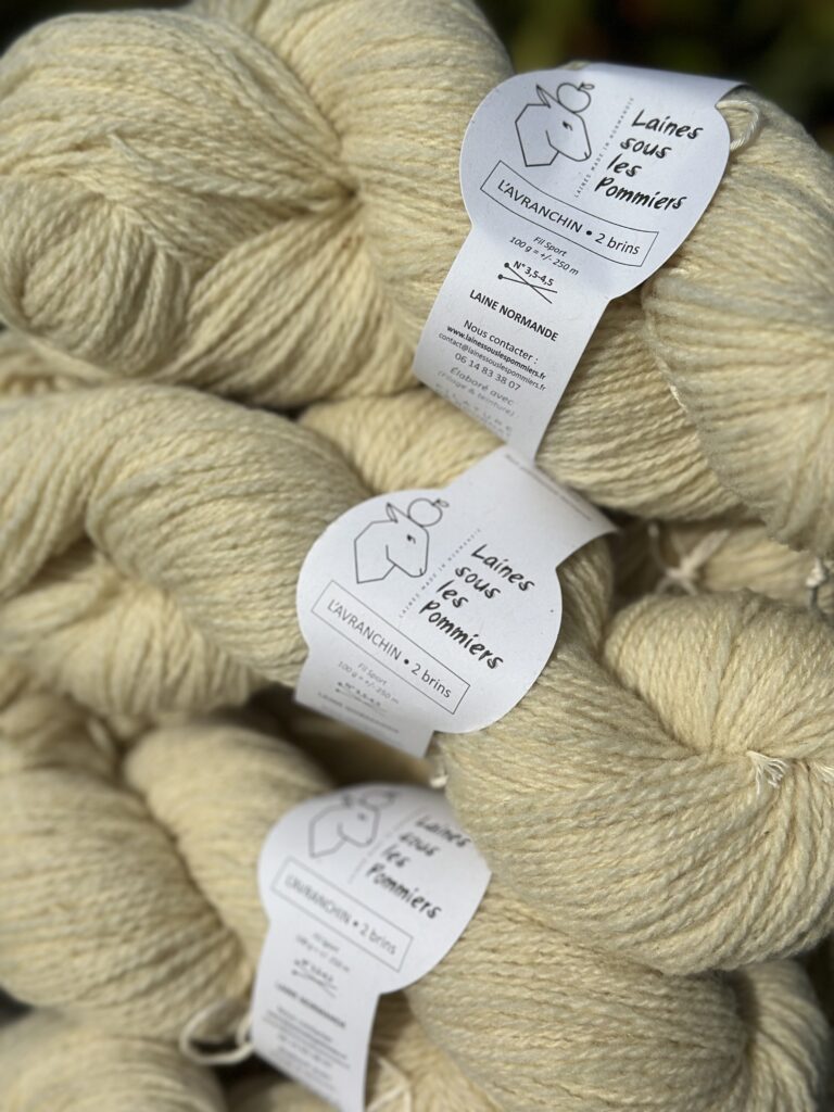 Écheveaux de laine normande "Laines sous les Pommiers", produits artisanaux respectueux de l'environnement.
