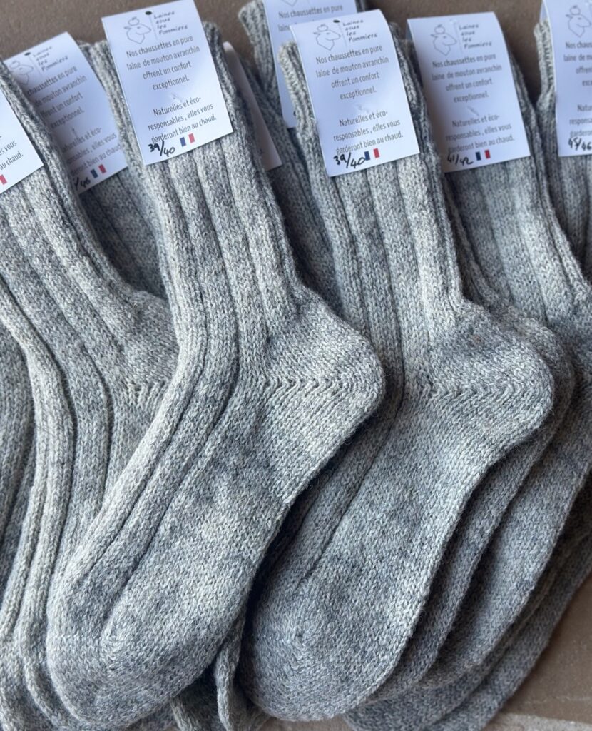 Chaussettes en laine d'Avranchin, artisanales et éco-responsables, offrant confort et chaleur.