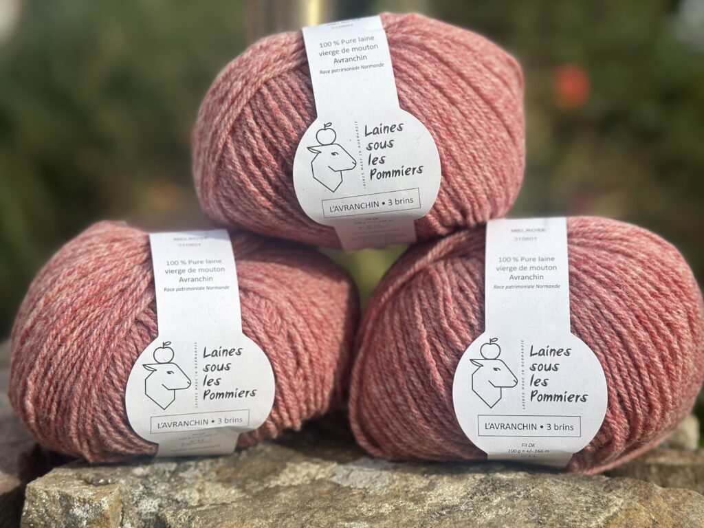 Pelotes de laine vierge de mouton Avranchin, 100% pur, teinte rose, provenant de Laines sous les Pommiers, marque normande durable.