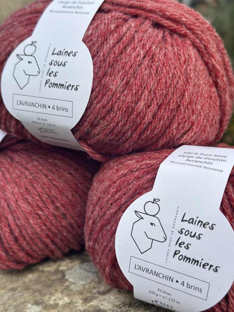 Pelote de laine Aran de Laines sous les Pommiers, 100 % pure laine de mouton Avranchin, couleur rose.
