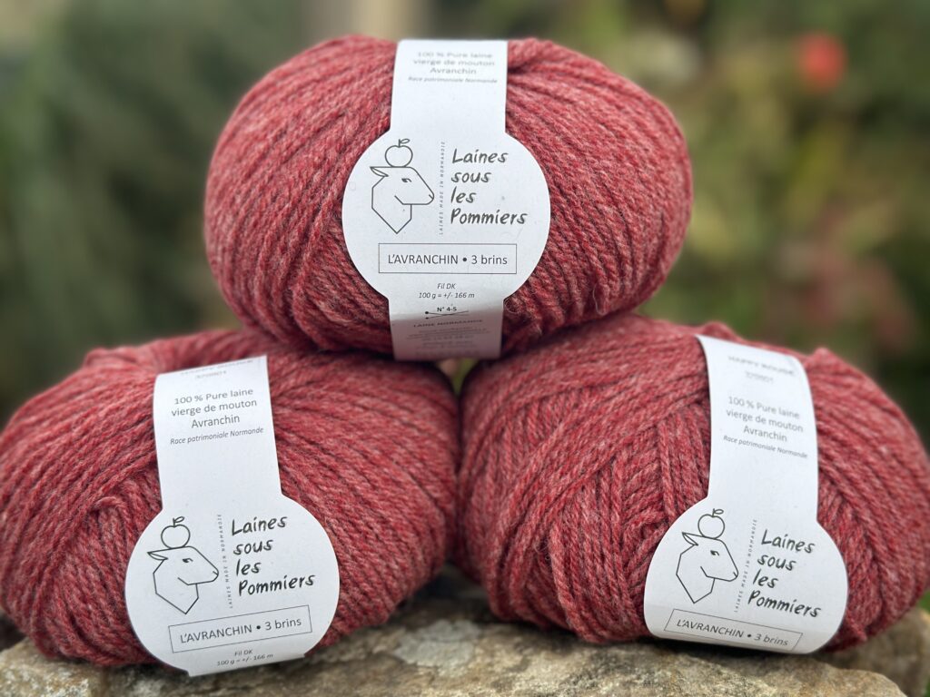 Pelotes de laine Avranchin, 100% pure, artisanal, basées en Normandie, étiquette "Laines sous les Pommiers".