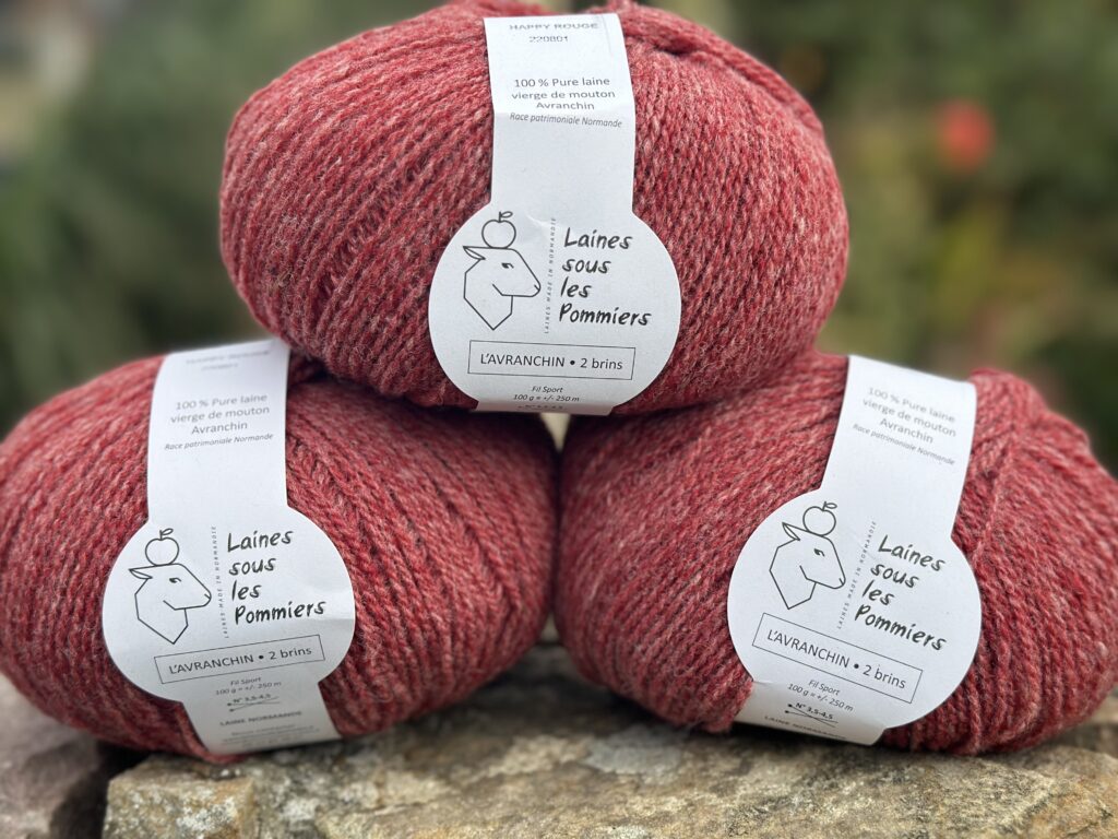Pelotes de laine 100% pure, issues de moutons Avranchin, de couleur rouge, étiquetées "Laines sous les Pommiers".