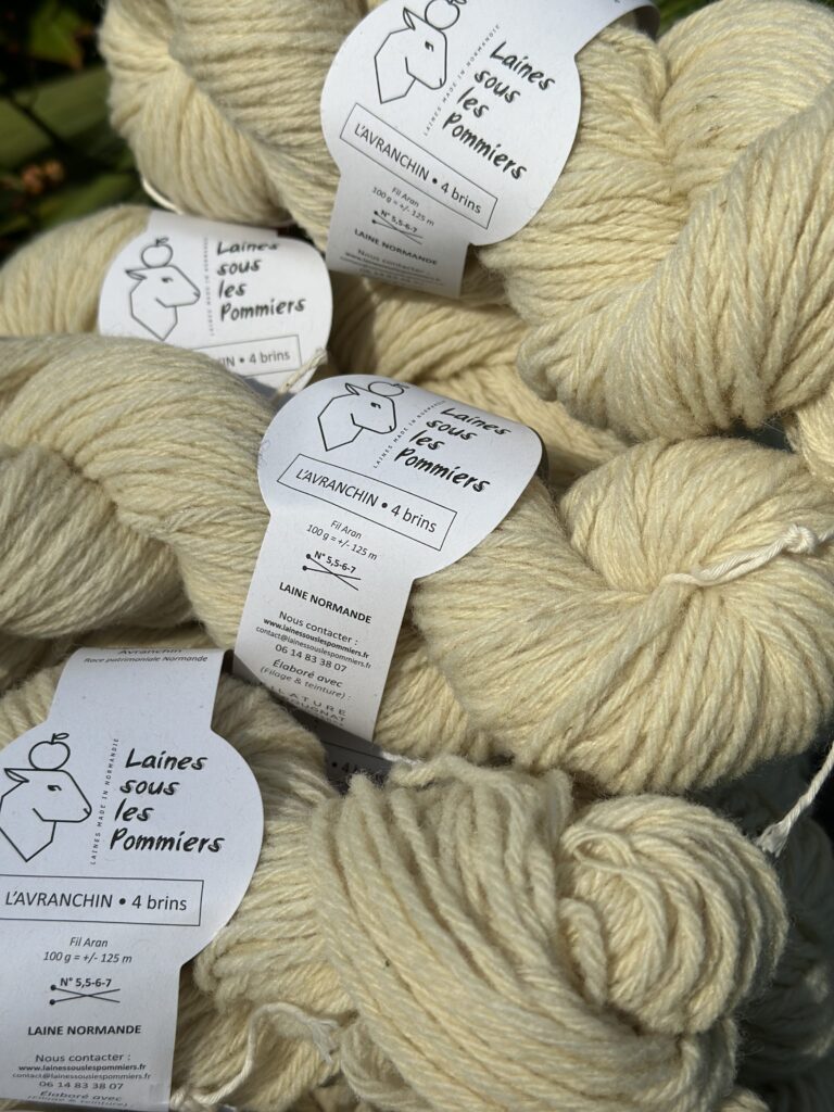 Écheveaux de laine Aran, marque Laines sous les Pommiers, produits artisanaux normands en laine de mouton.