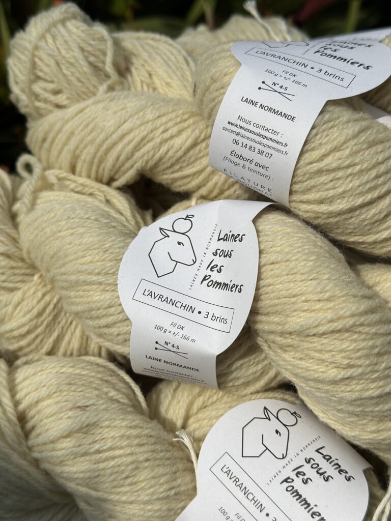 Écheveaux de laine naturelle Avranchin, produits par "Laines sous les Pommiers", marque artisanale normande.
