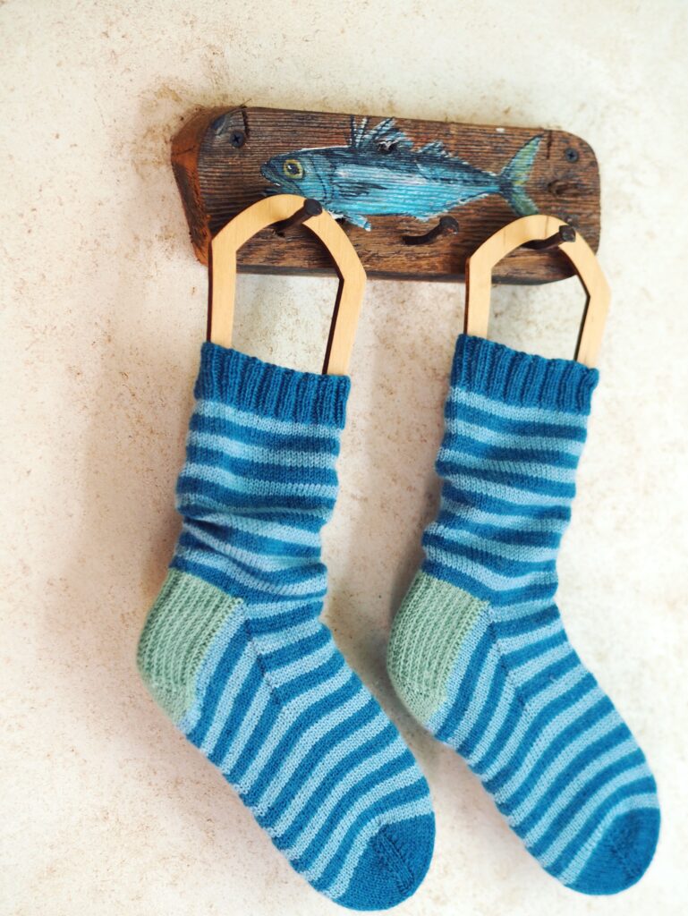 Chaussettes rayées bleu canard du semainier de Marie