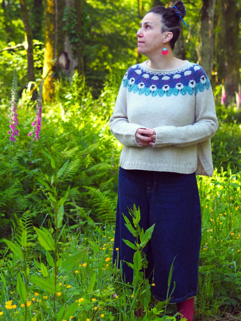 Marie portant son prototype de pull à motifs de moutons